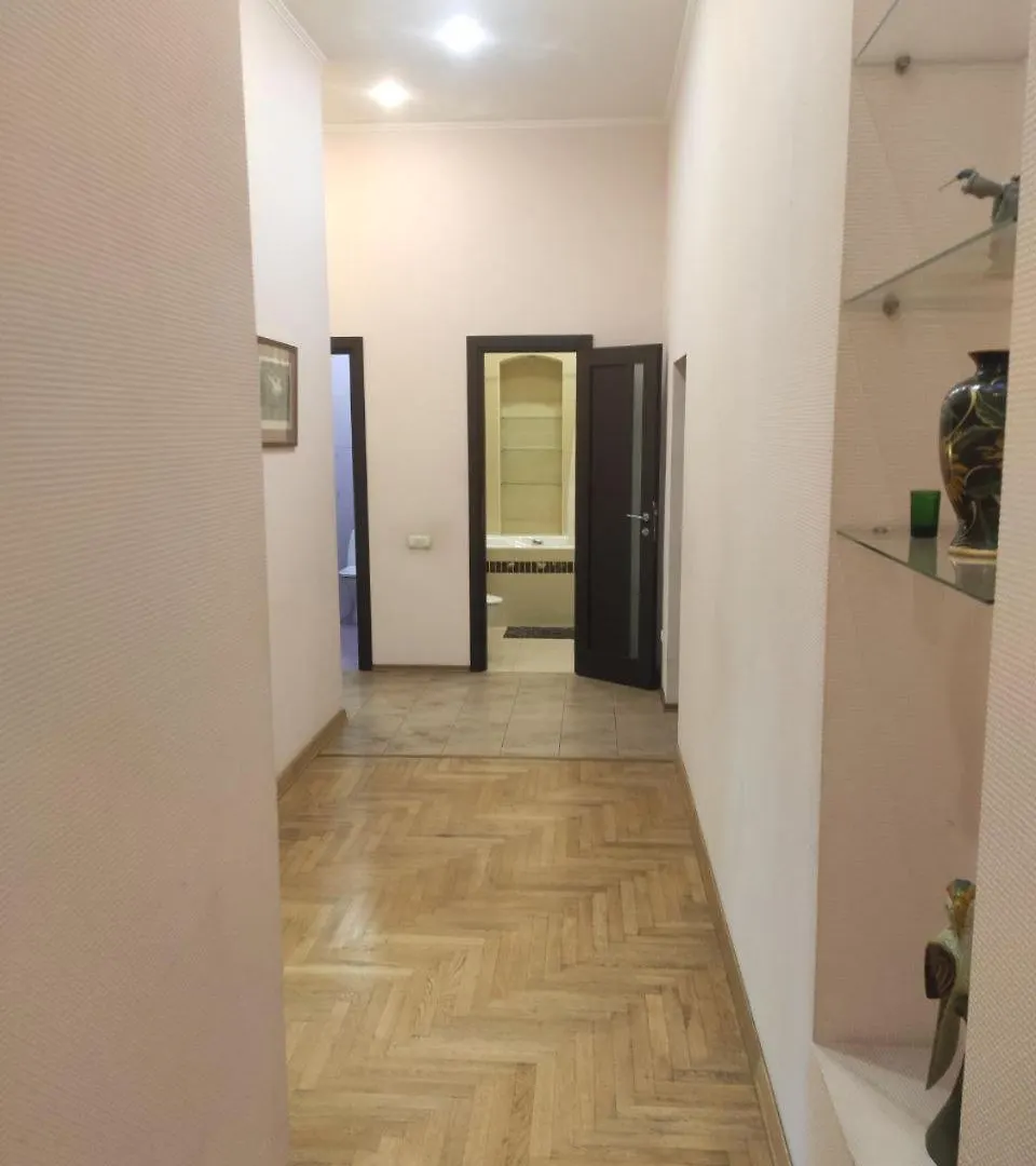 Апартаменти 3-Кімнатні В Центрі, Метро Театральна Kyiv Apartment